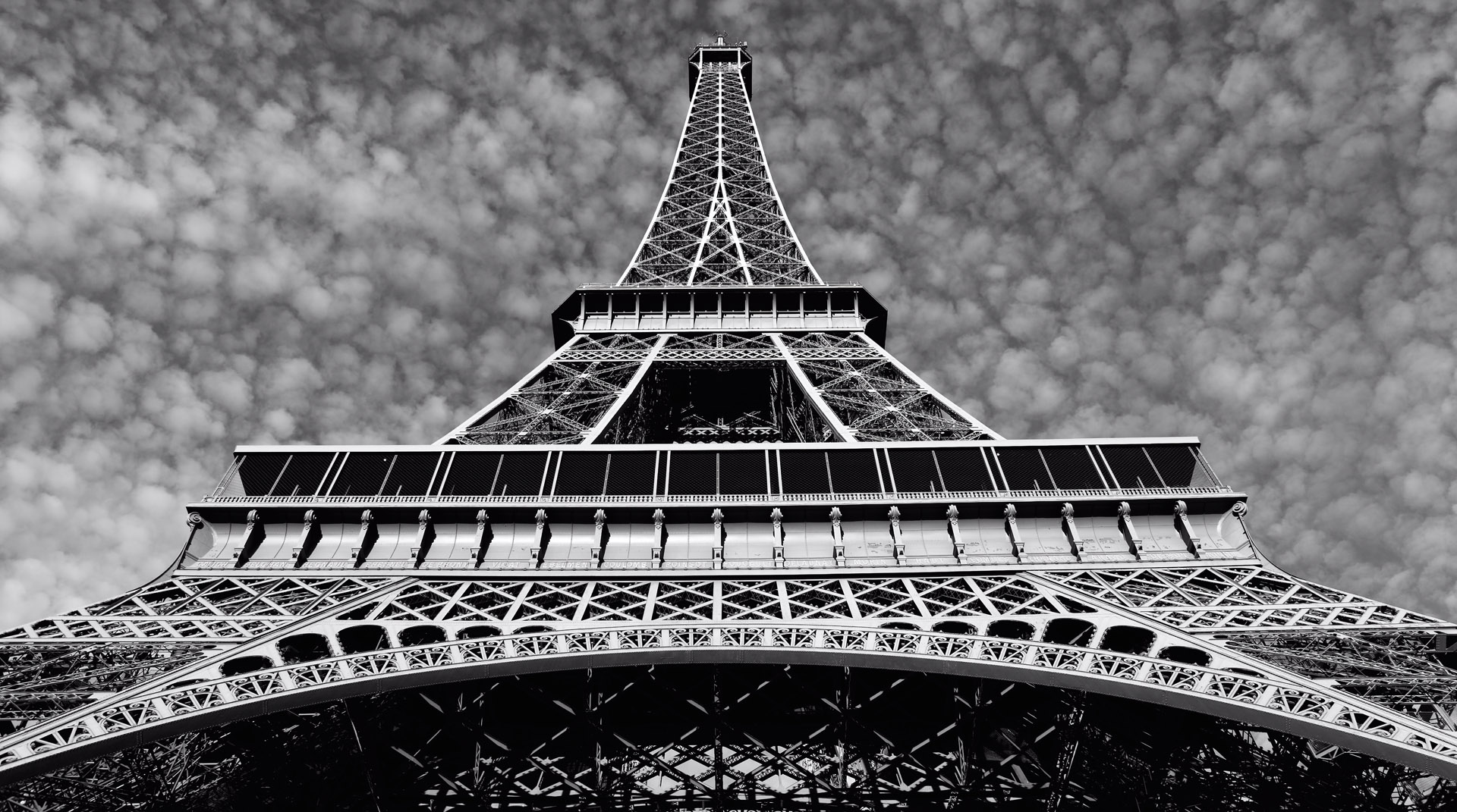 Eiffelturm bei Tag ohne Beleuchtung